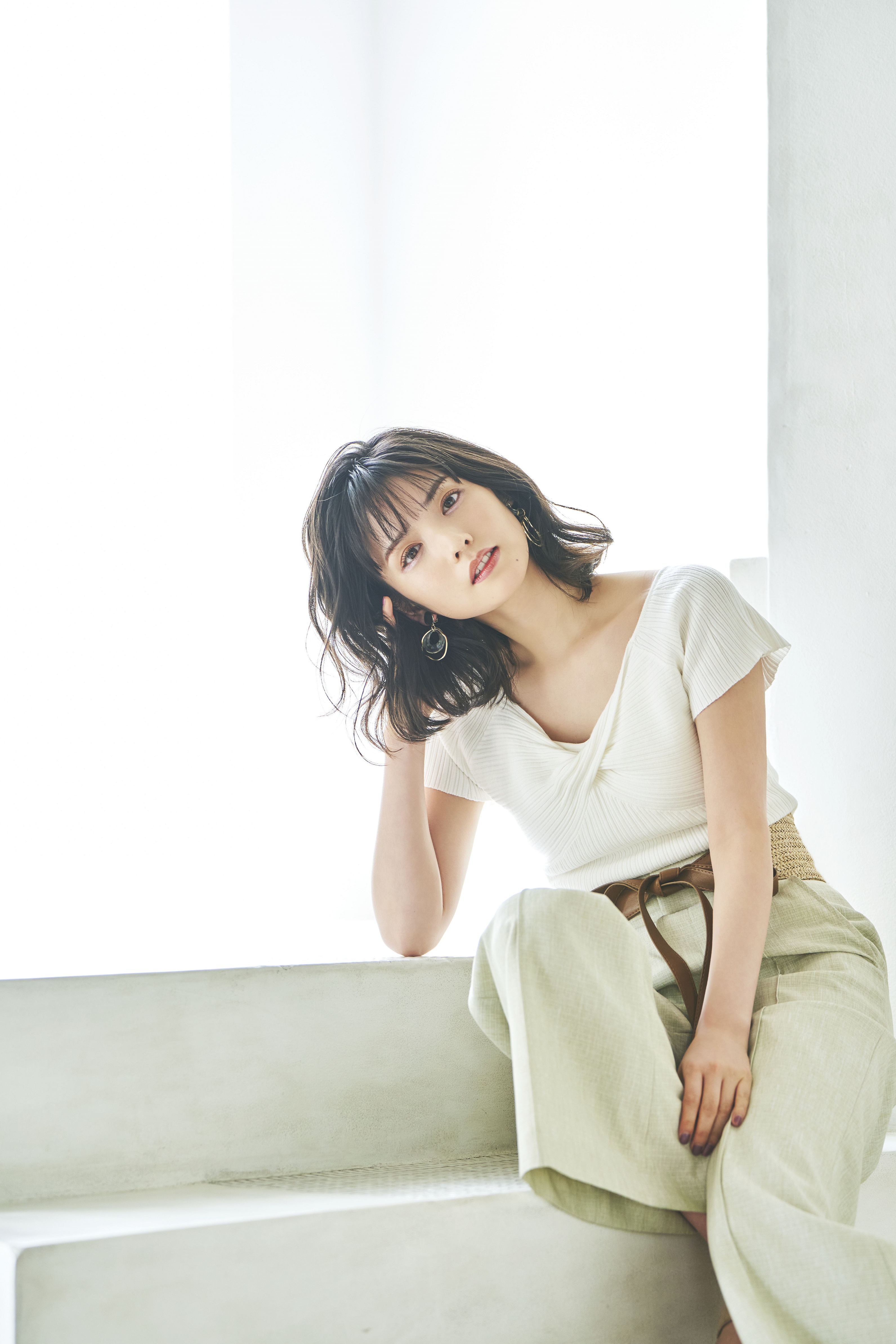 道重さゆみが着る夏の“最愛服” カメラ目線でほほ笑むあざと